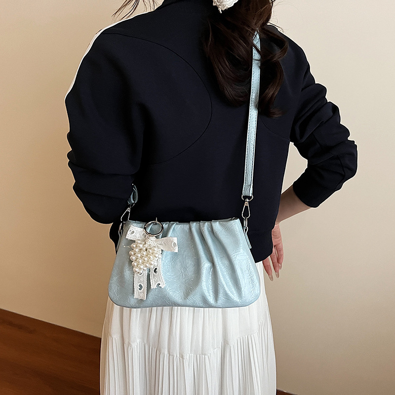 High-end and niche design pleated underarm bag for women 2025 new casual Korean style fashionable and simple single-shoulder crossbody bag Application Scenario