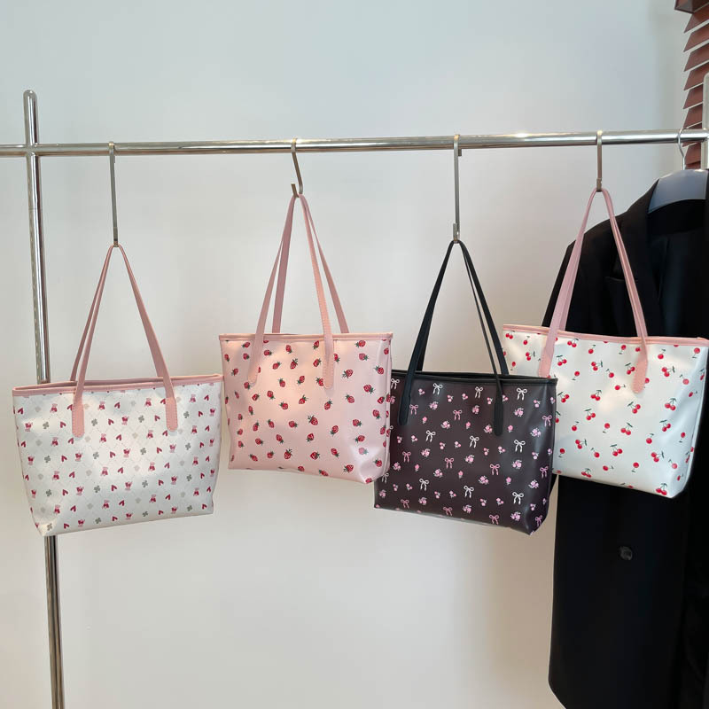 French 2025 New style cute bear tote bag printed fashionable women's handbag, large capacity for commuting women's bag Application Scenario