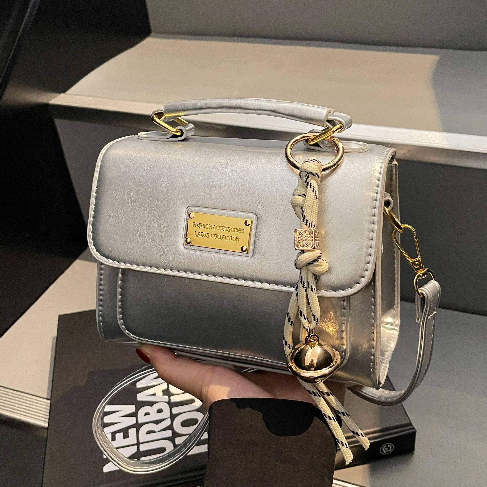 Retro casual hand-held briefcase 2025 New Korean style fashionable small square bag, high-end and trendy crossbody armpit bag full figure