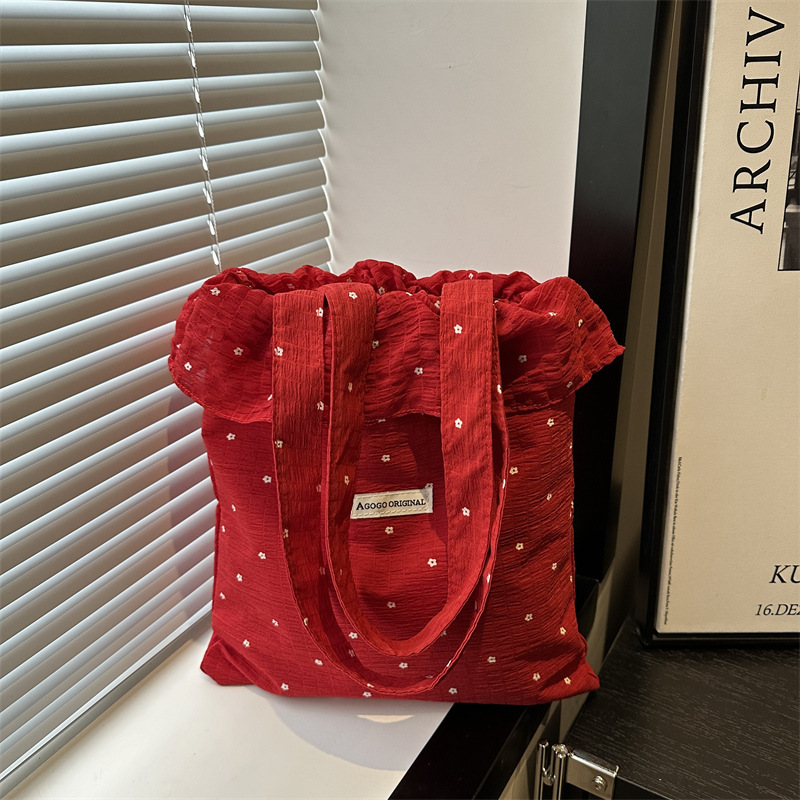 The new summer 2025 fresh and sweet single-shoulder bag with cute ruffles, a versatile Korean-style bag with a large capacity for commuting to school full figure