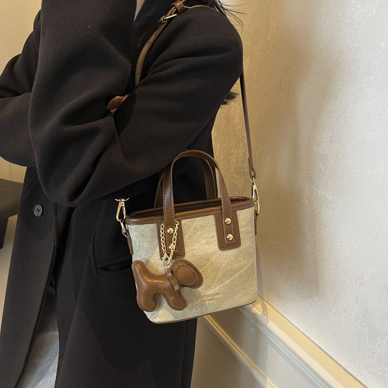 A new 2024 high-end Korean-style single-shoulder crossbody bag with a unique design and a hand-held bucket bag Application Scenario