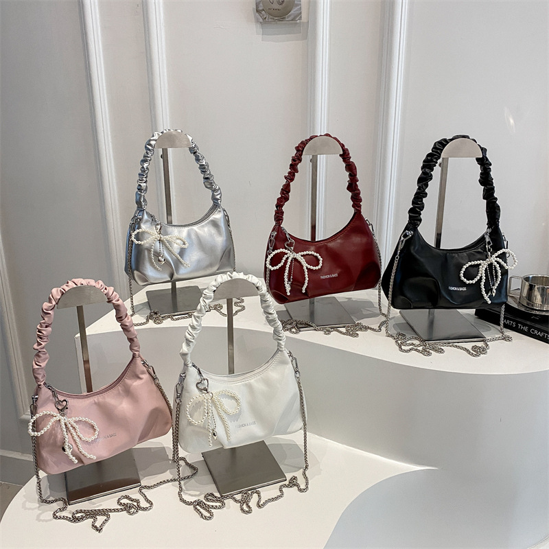 Silver handbag, a new and niche design chain crossbody bag for women in 2025, exudes a sense of sophistication in spring and summer for work Application Scenario