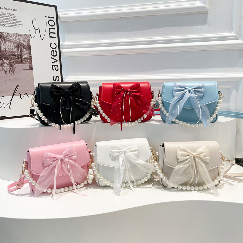 Bow design versatile, ins quality underarm bag, crossbody bag, pearl chain single-shoulder crossbody bag, commuter bag Application Scenario
