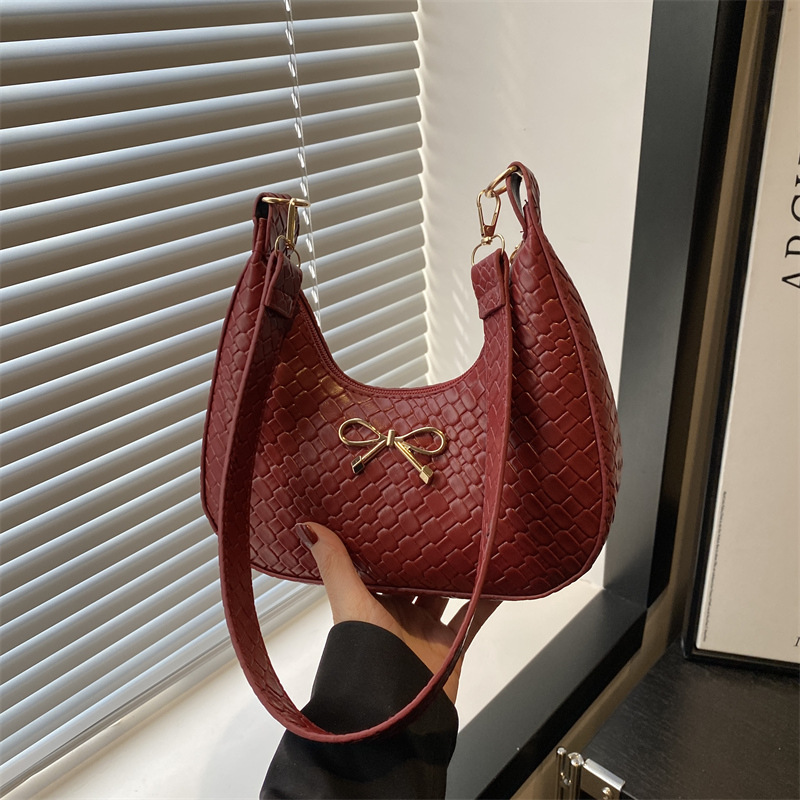 2025 New urban, simple, retro, fashionable, trendy, casual, simple and niche design single-shoulder armpit women's crescent bag full figure