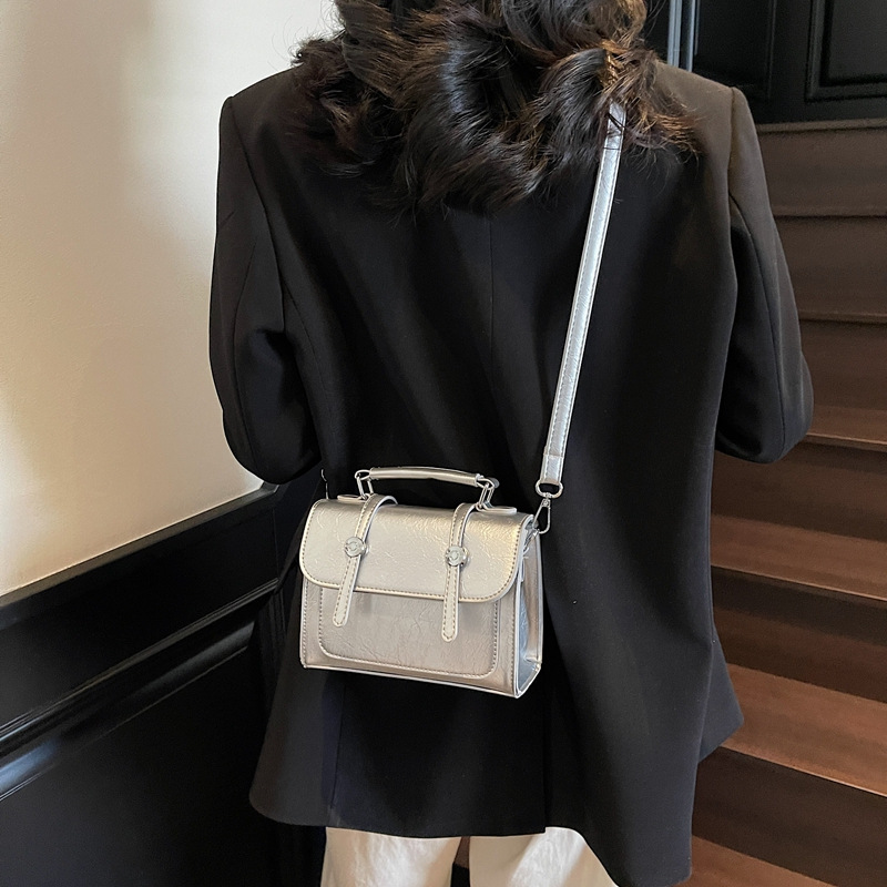 The 2025 new retro niche commuter handbag is a versatile and fashionable single-shoulder bag for women. It is in a solid color and simple yet trendy crossbody bag Application Scenario