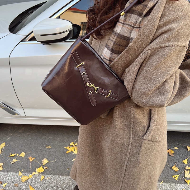 The 2024 new cross-border women's bag features a fashionable and niche design with a retro texture, simplicity and versatility. It is a crossbody single-shoulder bucket bag details Picture