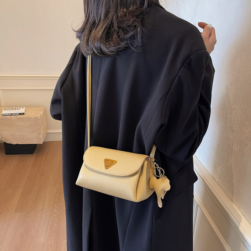 This year's popular women's 2024 new crossbody bag, high-end texture, casual and versatile, commuting single-shoulder underarm bag Application Scenario