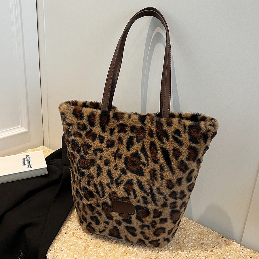 Leopard print women's large-capacity single-shoulder bag 2024 new style casual single-shoulder shopping bag, this year's popular commuter tote bag full figure