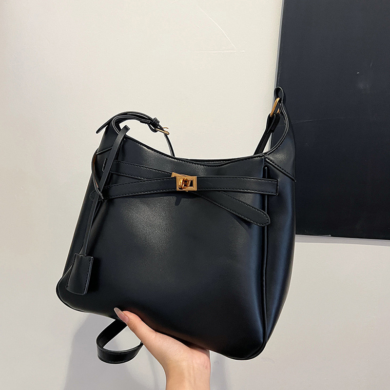 Retro bag for women, large capacity 2024 new style, casual, versatile and fashionable single-shoulder crossbody bag, simple for work and commuting Application Scenario