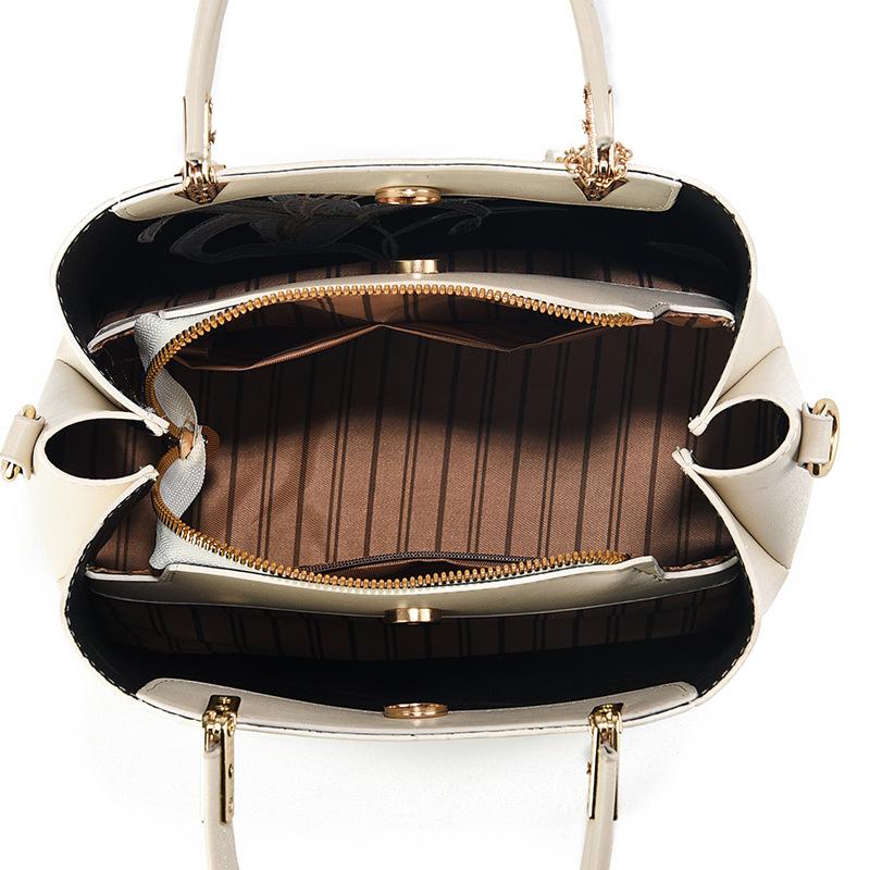 Light luxury and grand Chinese-style embroidered women's handbag, 2025 new large-capacity single-shoulder bag for middle-aged mothers Application Scenario