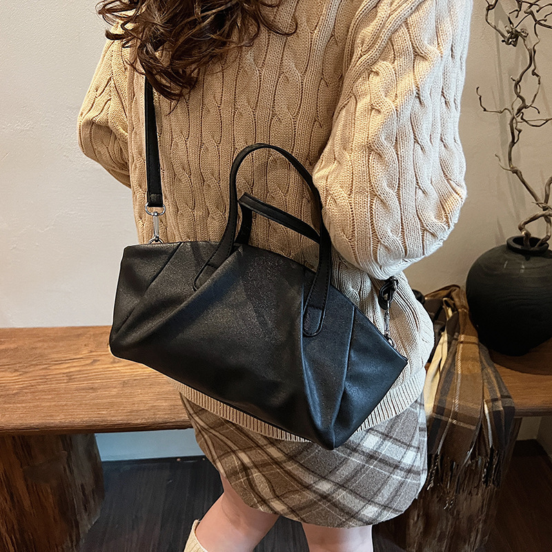 High-end tote bag for women 2024 New style, fashionable, simple and niche pleated wing bag, large-capacity commuter handbag Application Scenario