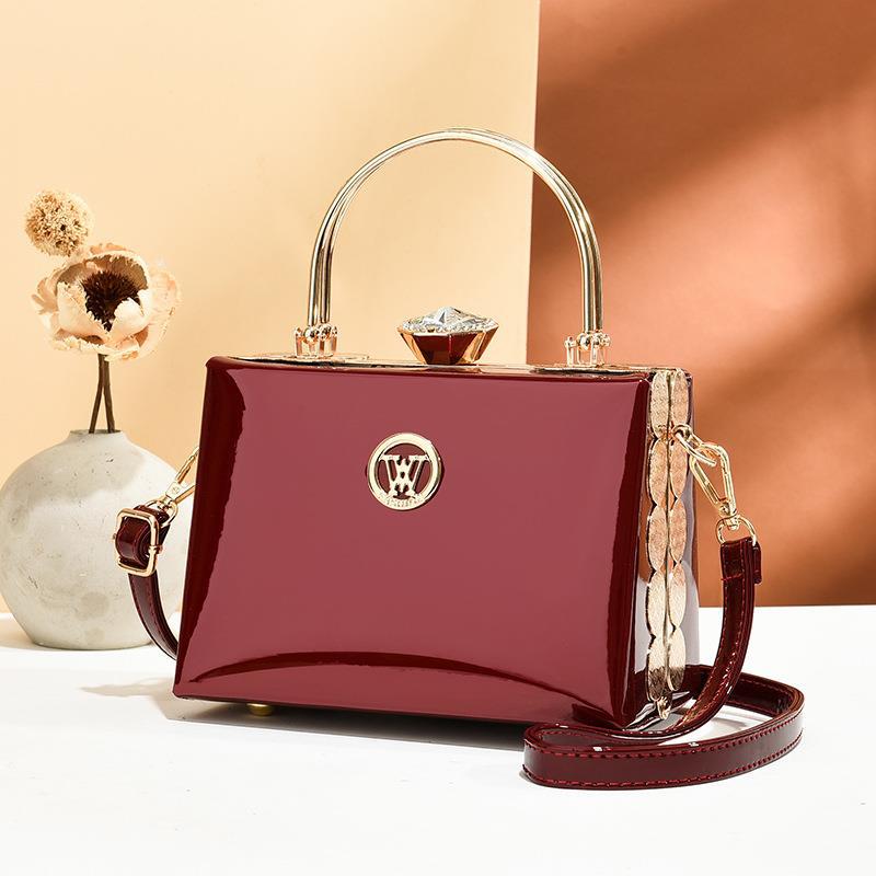 2022 new style of shiny leather women's bag, European and American patent leather bag, single-shoulder hand-carry crossbody bag, fashionable evening bag, export consignment full figure