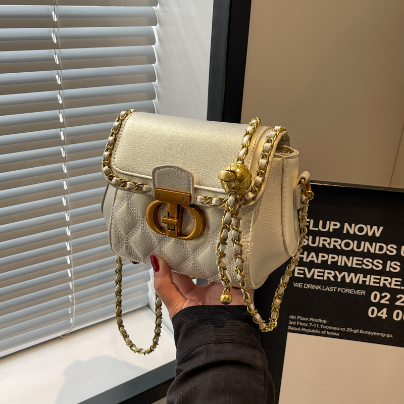 A new 2024 Korean high-end style women's stylish diamond-shaped chain small square bag, a niche and versatile single-shoulder crossbody bag details Picture