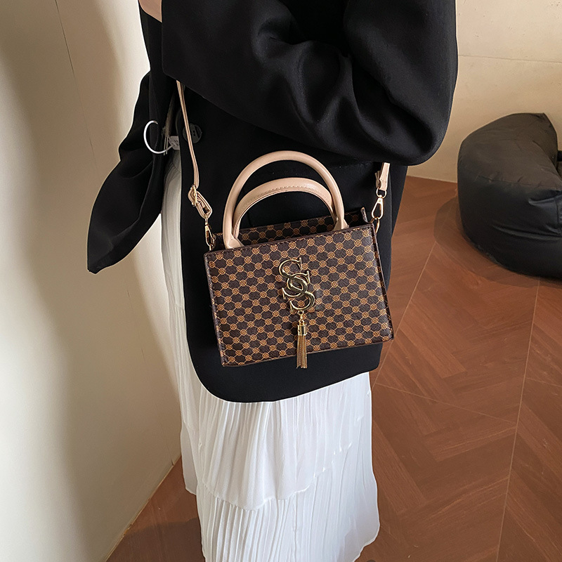 A new Spring/Summer 2025 fashionable and simple checkered handbag, a retro and stylish single-shoulder crossbody small square bag for commuting details Picture