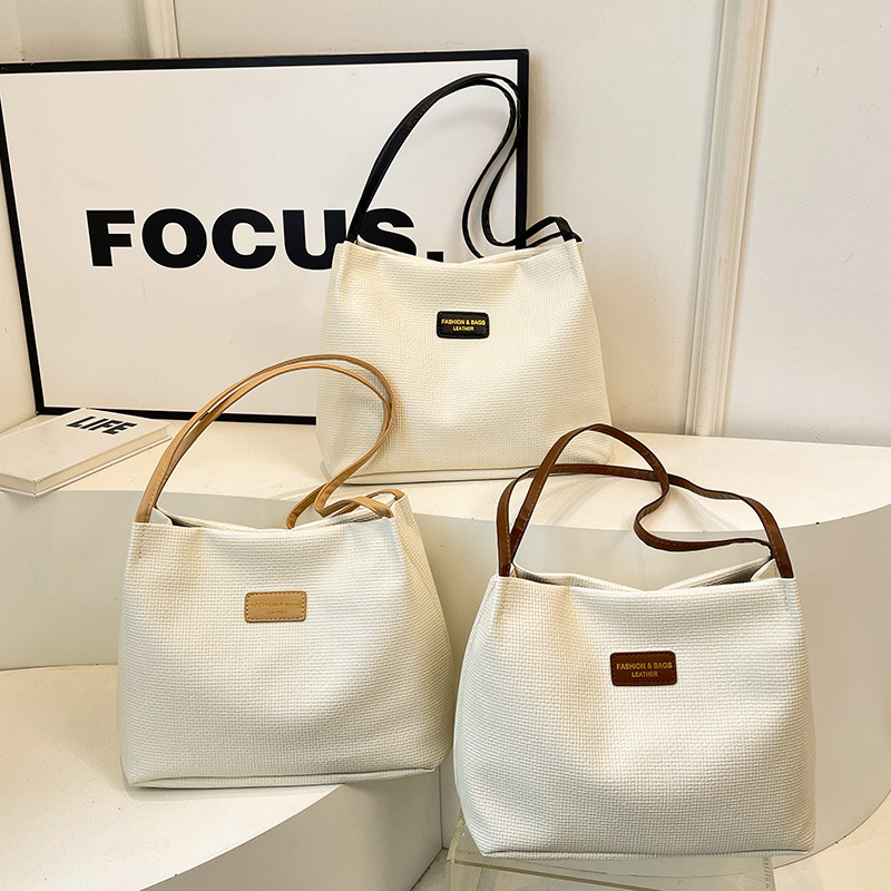 Cross-border color-blocking bag for women 2024 early autumn new style, fashionable texture, trendy and stylish commuter bucket tote bag Application Scenario