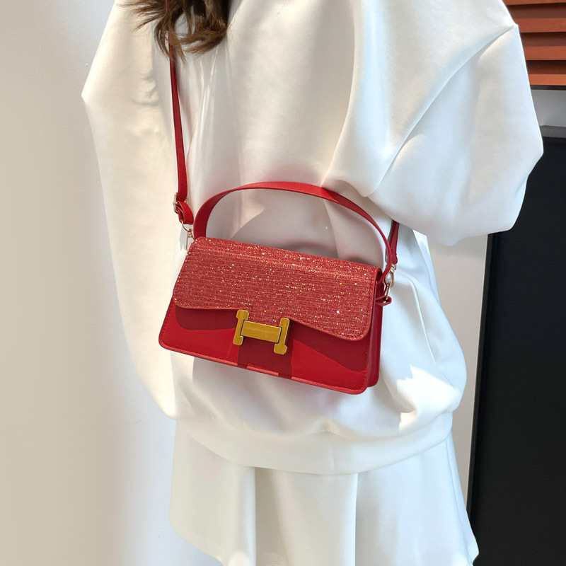 A new and niche design crossbody bag for women in 2025, a simple and stylish single-shoulder bag for summer commuting details Picture