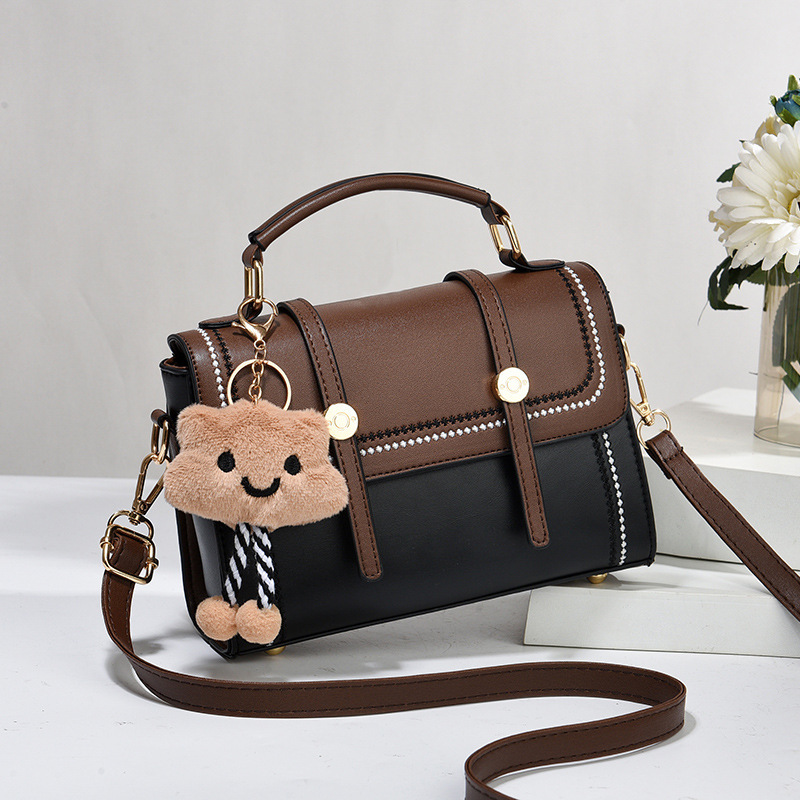 A versatile and trendy summer bag for women, a popular single-shoulder crossbody small bag for women, a new type of bag for women, from an export fashion manufacturer Application Scenario