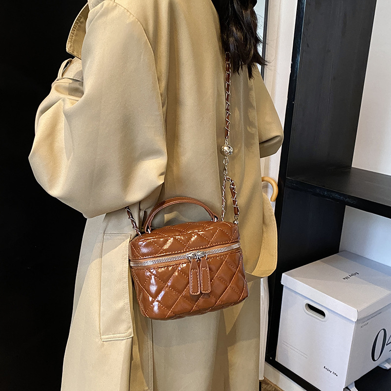 A high-end mini diamond-shaped chain bag for women's 2024 autumn and winter, a fashionable and high-quality niche single-shoulder crossbody bag details Picture