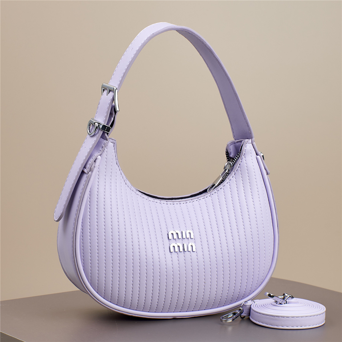 The new autumn 2025 trendy underarm bag is a versatile and high-end dumpling bag for women, available for wholesale export. It is a niche product with a high level of appearance Application Scenario