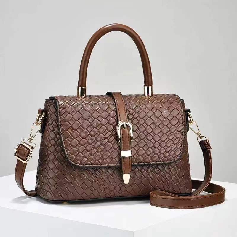 A new style of fashionable woven single-shoulder crossbody bag, simple cross-border trend, elegant and versatile for women, mom and handbag Application Scenario
