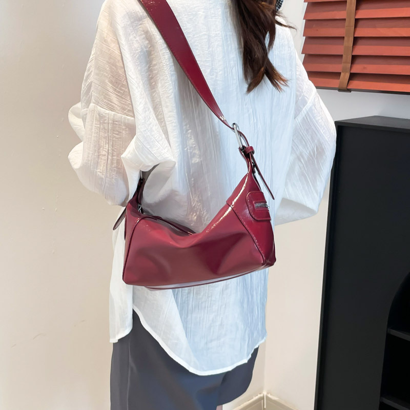 This year, underarm bags are in vogue. Women's 2025 summer new fashion handbag, versatile single-shoulder dumpling bag crossbody bag details Picture