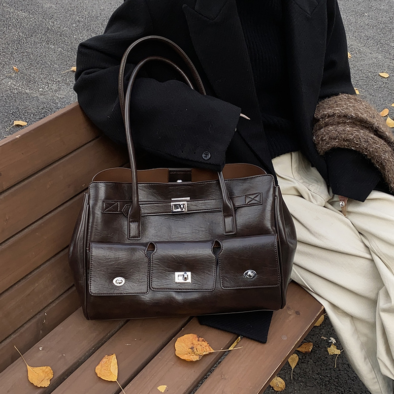 The new 2024 European and American motorcycle style large-capacity tote bag is fashionable, versatile and suitable for commuting. It is a single-shoulder, hand-carry and underarm large bag Application Scenario