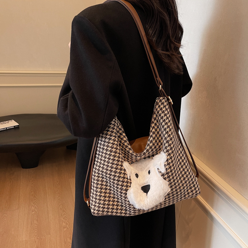 Casual commuting Tote bag for women, large capacity 2024 new cartoon single-shoulder crossbody multi-functional lightweight backpack Application Scenario