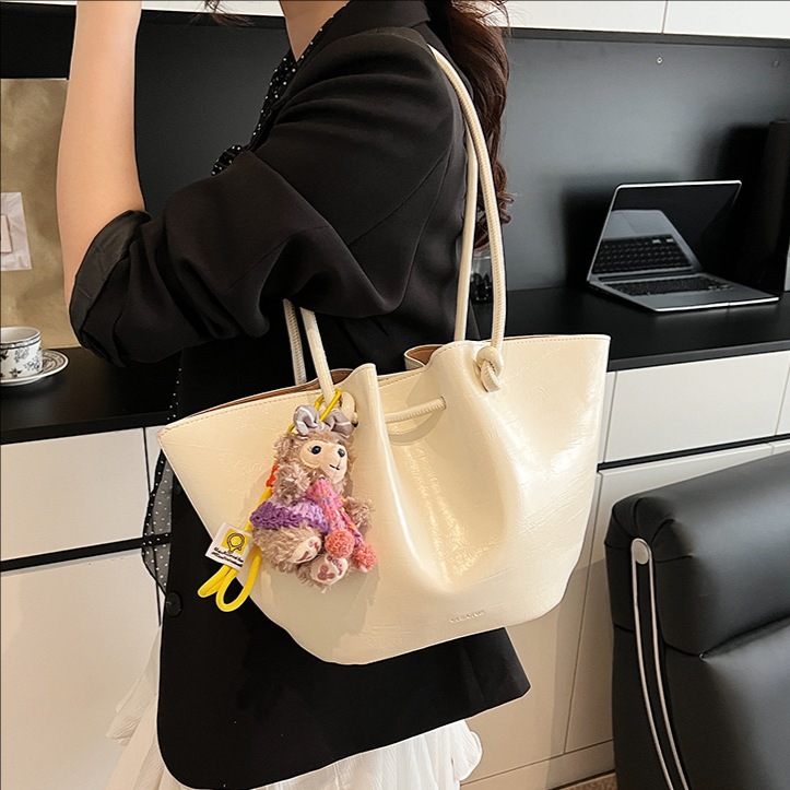 High-end, stylish, pleated, large-capacity tote bag for women 2025, a versatile, simple single-shoulder bag in solid color full figure