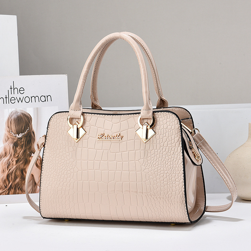 The 2024 new trendy single-shoulder crossbody bag for women is fashionable and versatile. It's a large-capacity bag for middle-aged moms Application Scenario