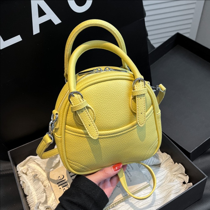 The 2025 new stylish and versatile lychee pattern handbag exudes a sense of sophistication for women. It features a niche design and is a versatile single-shoulder crossbody bag full figure