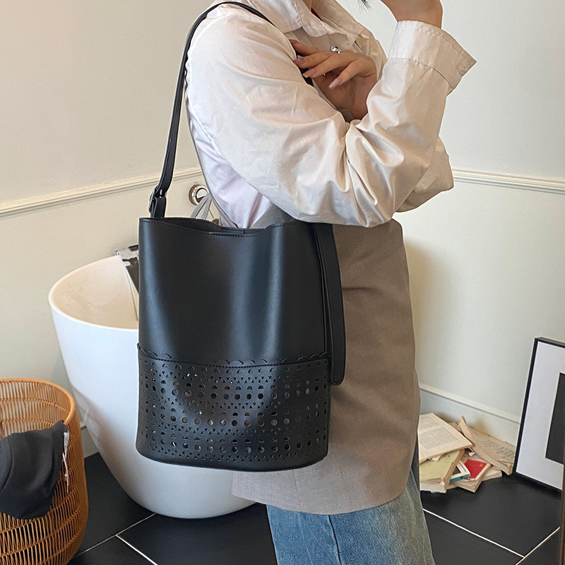 Hollowed-out solid color fashionable large-capacity bucket bag for women 2025 new style, stylish, versatile, casual and simple single-shoulder crossbody bag Specification drawing