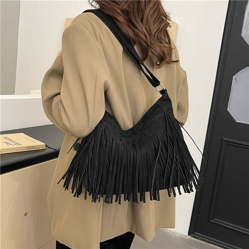 The new winter women's bag with a matte texture and fringed underarm bag is stylish and trendy. It's a cross-border single-shoulder bag and crossbody bag details Picture
