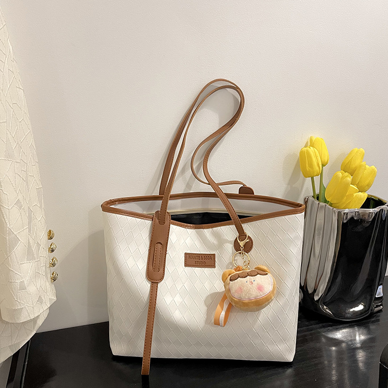 Large-capacity soft-faced commuter large bag for women, 2025 new style, trendy and stylish single-shoulder bag, fashionable commuter tote bag full figure
