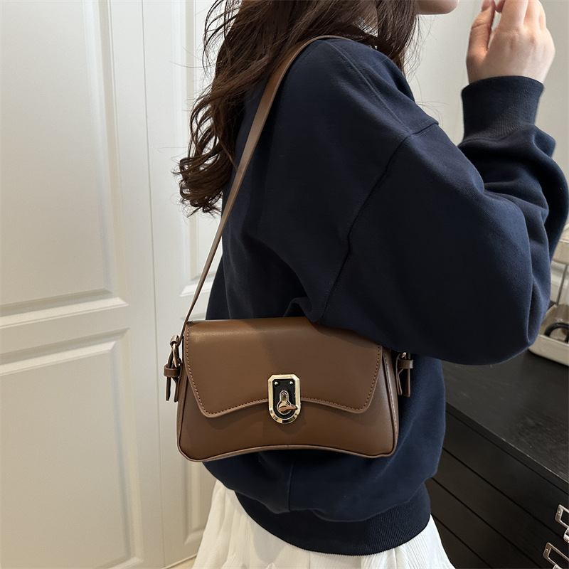 Stylish and high-quality women's bag 2025 Summer new style niche design sweet crossbody bag simple solid color trendy crossbody bag details Picture
