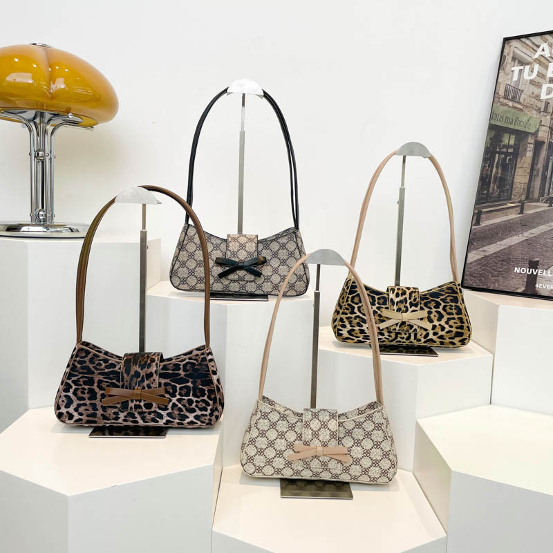 A new retro Korean-style leopard print bag with a bow, fashionable PU leather, trendy, individualistic and high-end single-shoulder underarm bag Application Scenario
