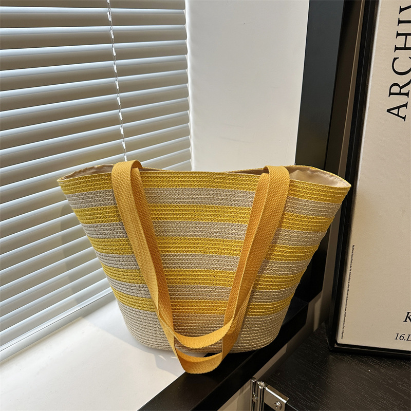 A new 2025 summer Instagram-style straw bag for women, a large-capacity single-shoulder bag for outdoor trips and vacations by the beach and seaside full figure