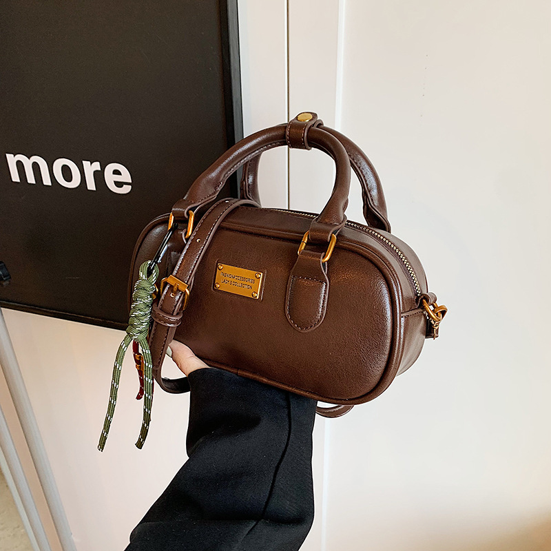 A niche design, simple and versatile bag for women, a new 2024 trendy, fashionable, retro and high-end crossbody bowling bag Specification drawing