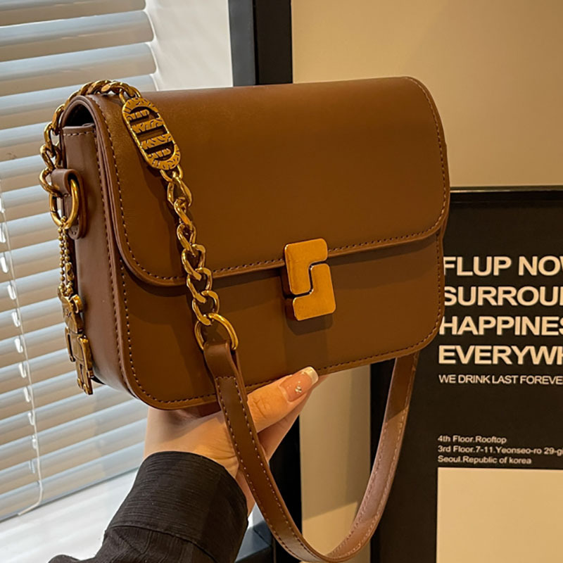 Korean-style fashionable and individual chain small square underarm bag 2024 solid color new style, elegant and versatile women's single-shoulder bag full figure