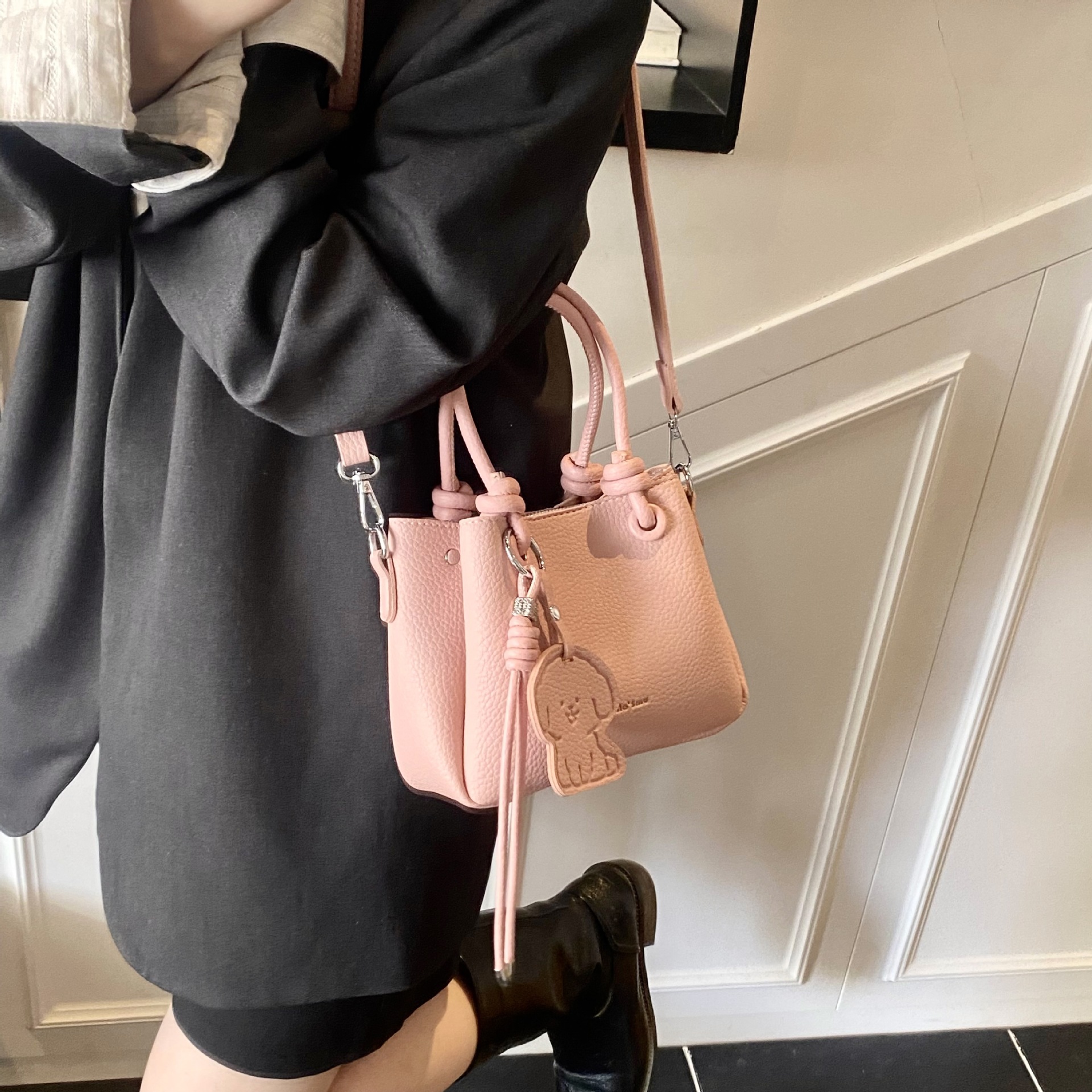 A new trendy spring fashion bucket bag and versatile crossbody bag for women in 2025 with lychee pattern from foreign trade details Picture