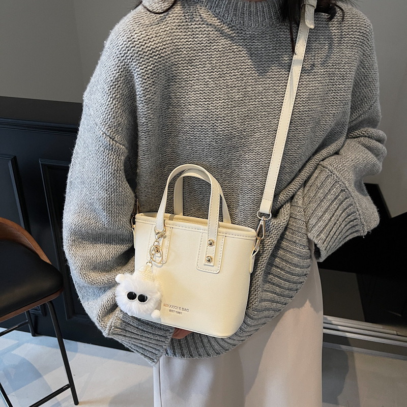 The new women's 2024 fashionable bucket bag features a niche design. It's a single-shoulder crossbody bag with a high-end feel and a small work handbag Application Scenario