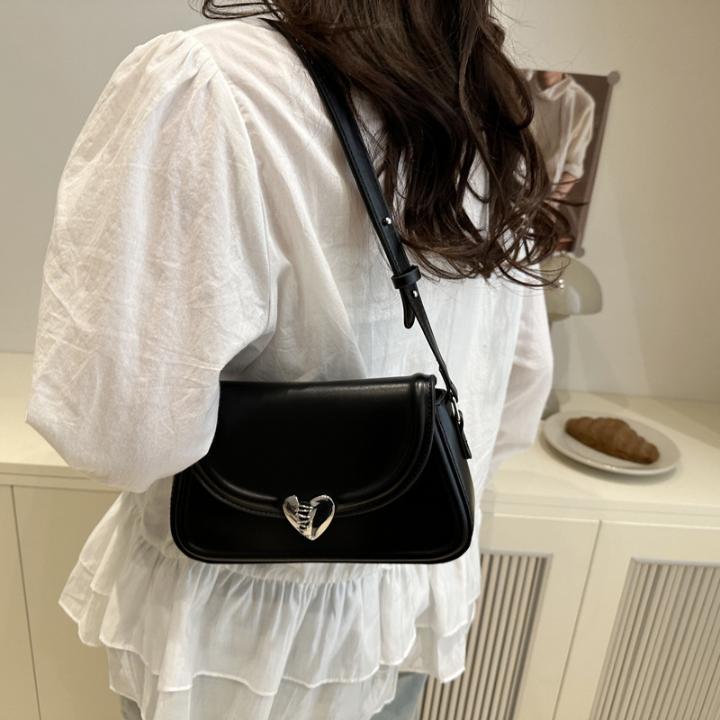 French niche high-end underarm bag for women 2025 new style, fashionable heart lock buckle small square bag, versatile shoulder bag Specification drawing