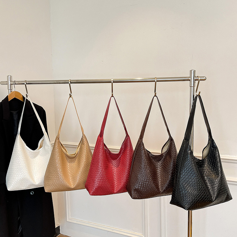 A casual and stylish large-capacity single-shoulder bag, a simple and retro woven commuting tote bag that is popular in the summer of 2025 Application Scenario