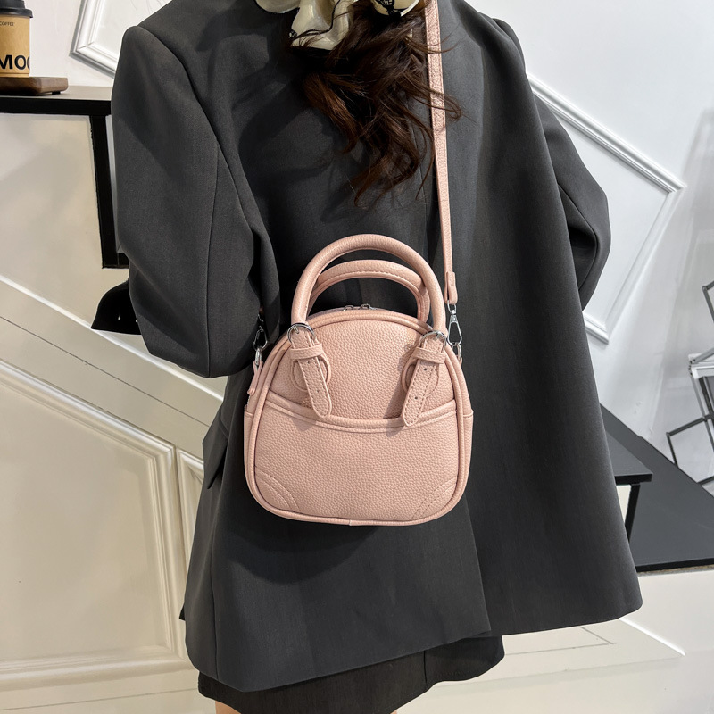 The 2025 new stylish and versatile lychee pattern handbag exudes a sense of sophistication for women. It features a niche design and is a versatile single-shoulder crossbody bag details Picture