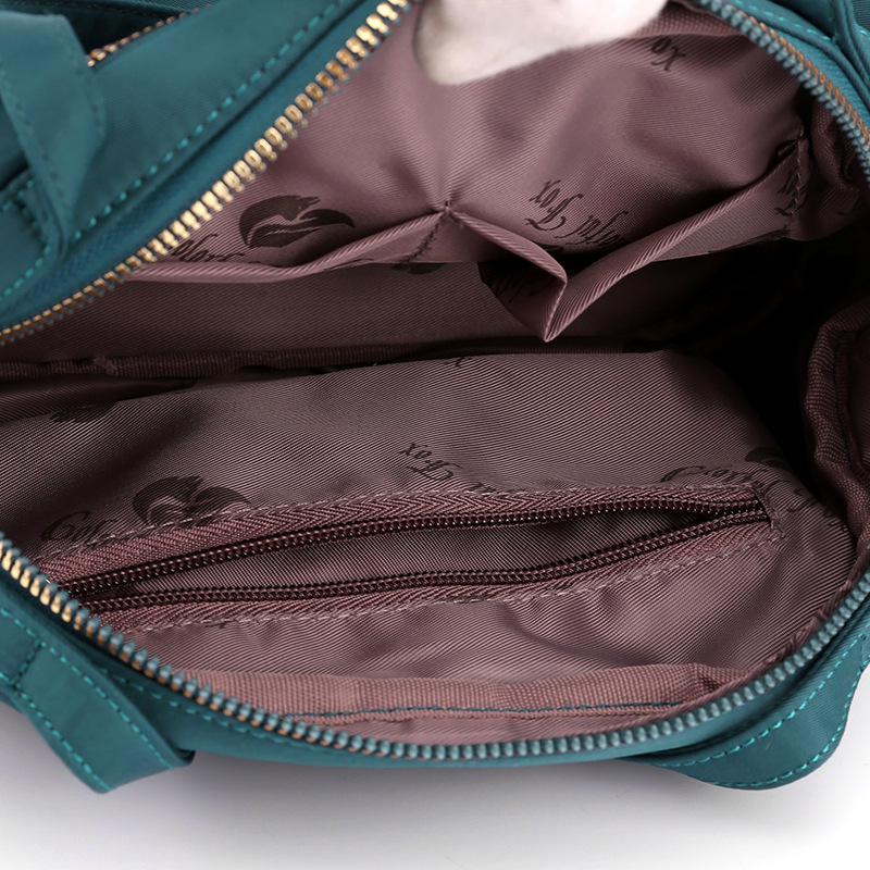 Colorful Fox's new large-capacity fashionable shoulder bag, new casual hand-held dumpling bag for women, and mobile phone bag Application Scenario