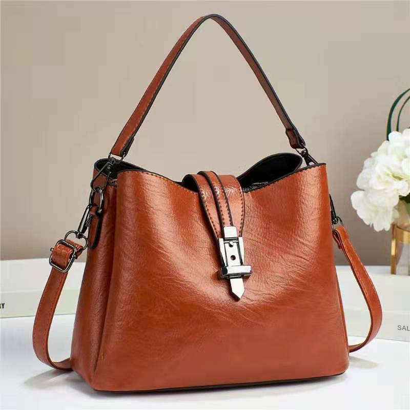 A new, trendy, retro and high-end soft leather large-capacity handbag for women's cross-border use. This is a single-shoulder crossbody bag for women full figure