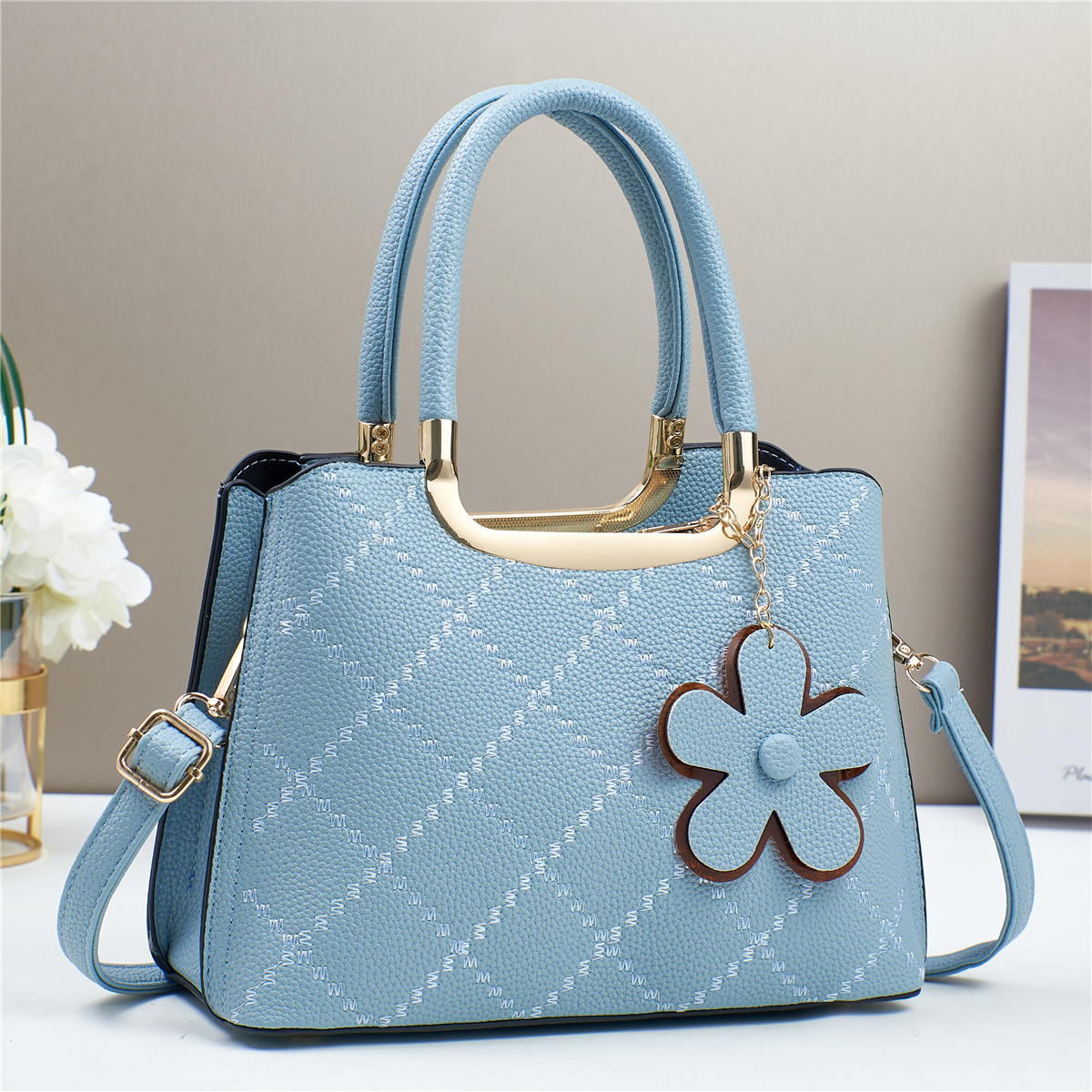 The manufacturer's export bag for women's 2024 new single-shoulder smooth crossbody bag, a fashionable handbag for women with Korean style texture full figure