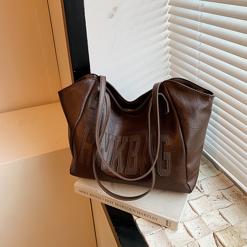 This year's popular tote bag for commuting is a large-capacity women's casual bag with a retro and versatile design details Picture