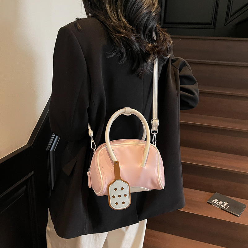 The 2025 new stylish, simple and niche hand-held bowling bag is versatile for commuting and exudes a high-end vibe. It's a super popular single-shoulder crossbody bag Application Scenario