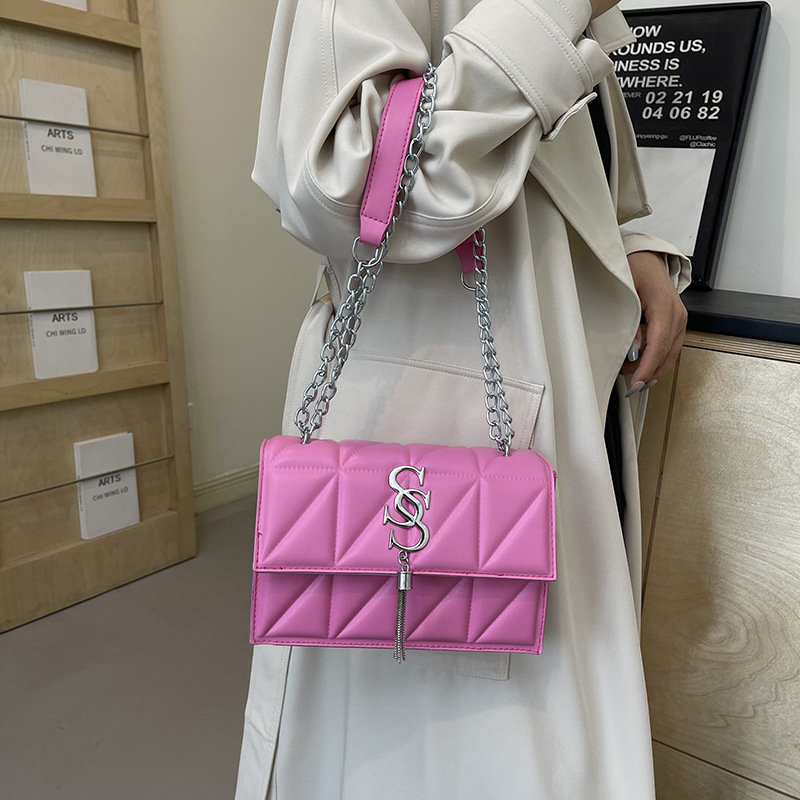 The stylish chain small square bag is a versatile and fashionable lady's single-shoulder bag with a texture of diamond-shaped embossed crossbody Specification drawing