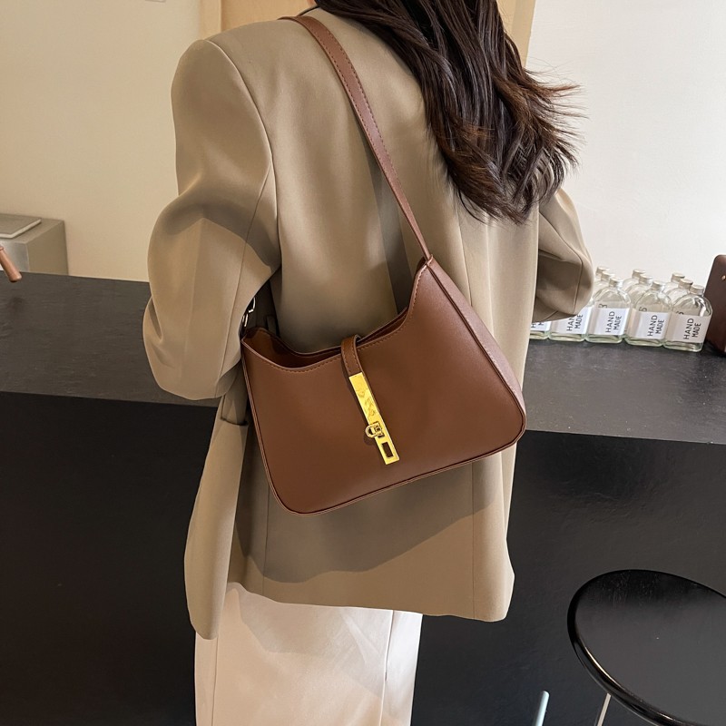 The manufacturer wholesals trendy and versatile crossbody bags, new fashionable single-shoulder underarm bags, and popular and versatile handbags details Picture